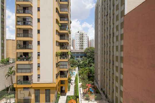 Compra de apartamento mobiliado com 4 quartos, 3 suítes e instalações de churrasqueira e academia. — Quarto suíte 1 - Vista da Varanda