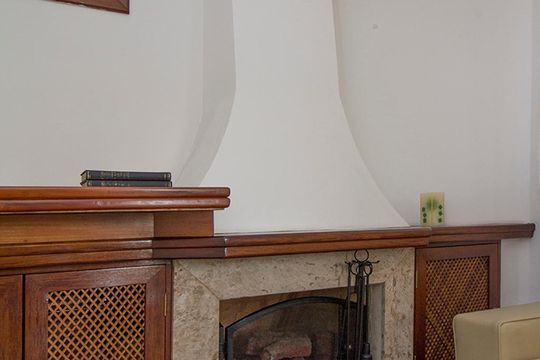Compra de apartamento mobiliado com 4 quartos, 3 suítes e instalações de churrasqueira e academia. — Detalhe lareira