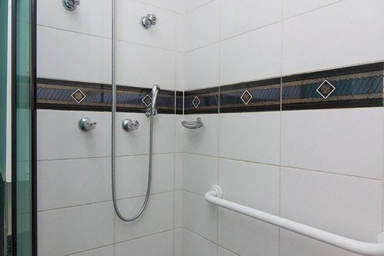 Compra de apartamento mobiliado com 4 quartos, 3 suítes e instalações de churrasqueira e academia. — Banheiro Suíte 3
