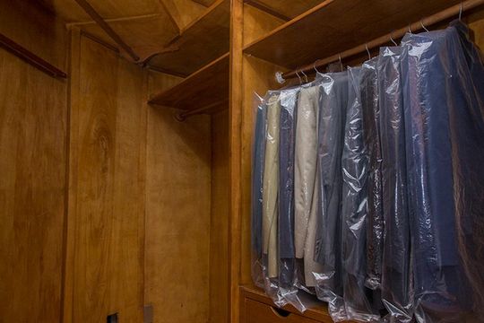 Compra de apartamento mobiliado com 4 quartos, 3 suítes e instalações de churrasqueira e academia. — Detalhe do closet