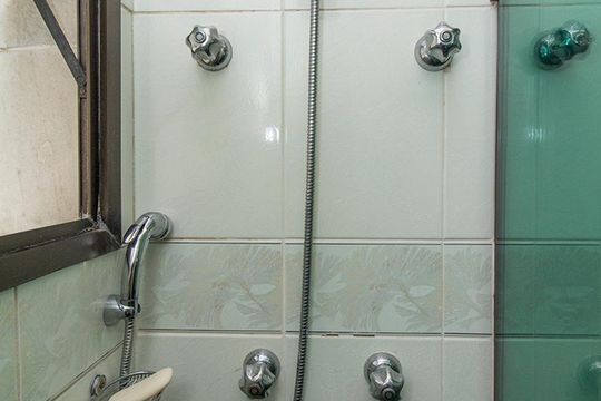 Compra de apartamento mobiliado com 4 quartos, 3 suítes e instalações de churrasqueira e academia. — Chuveiro - Banheiro Suíte 2