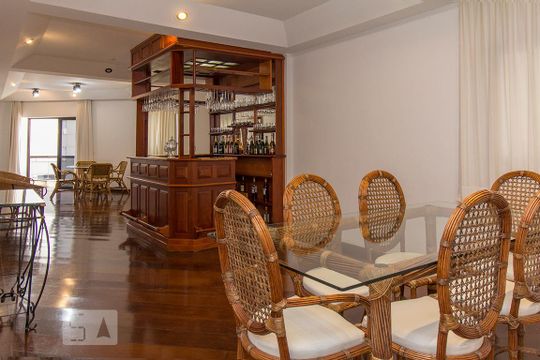 Compra de apartamento mobiliado com 4 quartos, 3 suítes e instalações de churrasqueira e academia. — Sala e sala de jantar