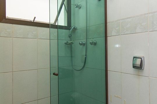 Compra de apartamento mobiliado com 4 quartos, 3 suítes e instalações de churrasqueira e academia. — Banheiro Suíte 2