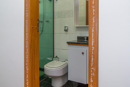 Compra de apartamento mobiliado com 4 quartos, 3 suítes e instalações de churrasqueira e academia. — Entrada - Banheiro Suíte 2
