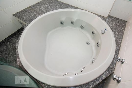 Compra de apartamento mobiliado com 4 quartos, 3 suítes e instalações de churrasqueira e academia. — Detalhe - Banheiro Suíte 1