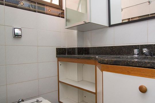 Compra de apartamento mobiliado com 4 quartos, 3 suítes e instalações de churrasqueira e academia. — Banheiro Suíte 3