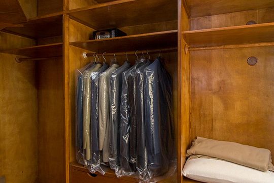 Compra de apartamento mobiliado com 4 quartos, 3 suítes e instalações de churrasqueira e academia. — Detalhe do closet