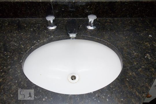 Compra de apartamento mobiliado com 4 quartos, 3 suítes e instalações de churrasqueira e academia. — Detalhe banheiro suíte 3