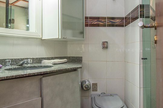 Compra de apartamento mobiliado com 4 quartos, 3 suítes e instalações de churrasqueira e academia. — Banheiro Suíte 1