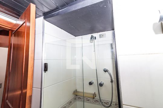 Venda de apartamento no Alto da Lapa, 3 quartos, quintal e churrasqueira no condomínio. — Banheiro
