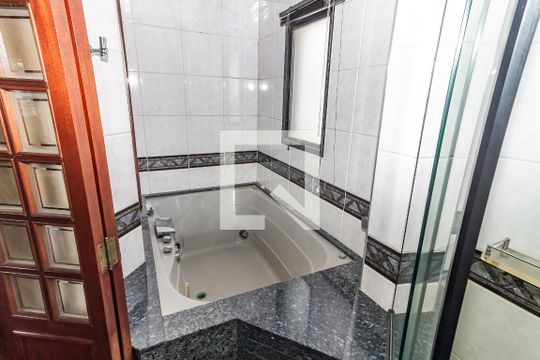 Venda de apartamento no Alto da Lapa, 3 quartos, quintal e churrasqueira no condomínio. — Banheiro da Suíte