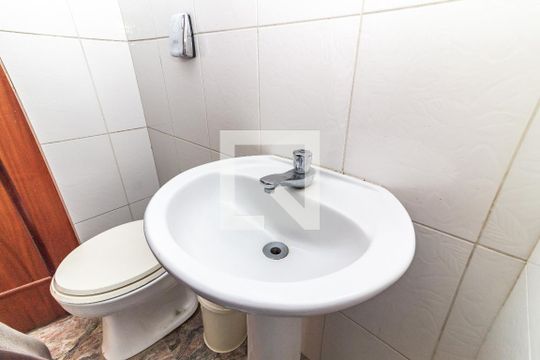 Venda de apartamento no Alto da Lapa, 3 quartos, quintal e churrasqueira no condomínio. — Banheiro de serviço
