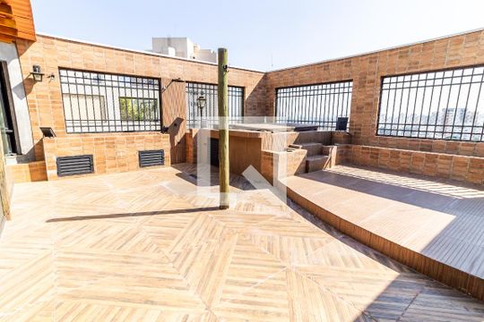 Venda de apartamento no Alto da Lapa, 3 quartos, quintal e churrasqueira no condomínio. — Terraço