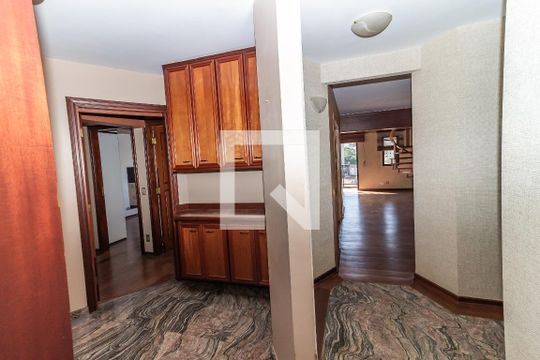 Venda de apartamento no Alto da Lapa, 3 quartos, quintal e churrasqueira no condomínio. — Escritório