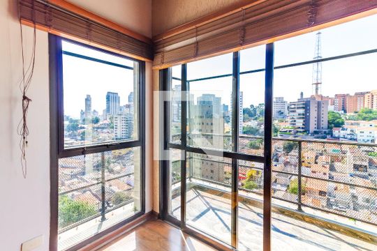 Venda de apartamento no Alto da Lapa, 3 quartos, quintal e churrasqueira no condomínio. — Varanda da Sala