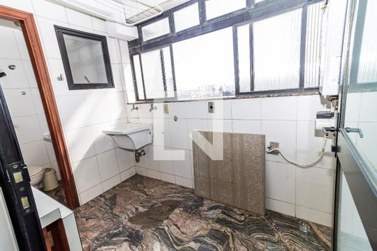 Venda de apartamento no Alto da Lapa, 3 quartos, quintal e churrasqueira no condomínio. — Lavanderia
