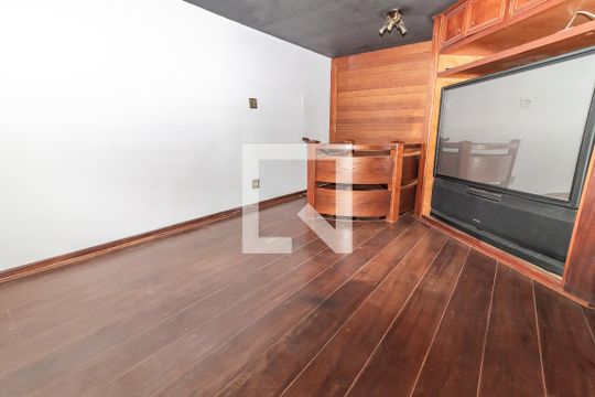Venda de apartamento no Alto da Lapa, 3 quartos, quintal e churrasqueira no condomínio. — Sala de TV
