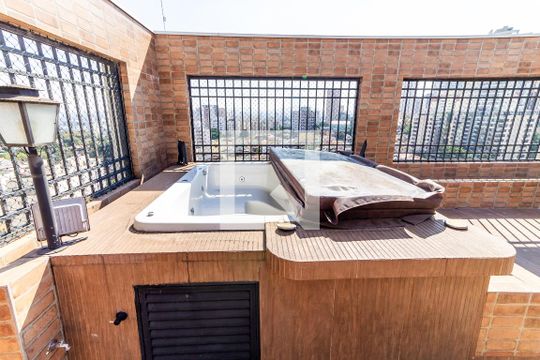 Venda de apartamento no Alto da Lapa, 3 quartos, quintal e churrasqueira no condomínio. — Terraço