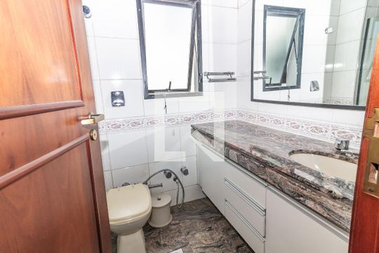 Venda de apartamento no Alto da Lapa, 3 quartos, quintal e churrasqueira no condomínio. — Banheiro