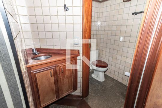 Venda de apartamento no Alto da Lapa, 3 quartos, quintal e churrasqueira no condomínio. — Banheiro Sala da Lareira