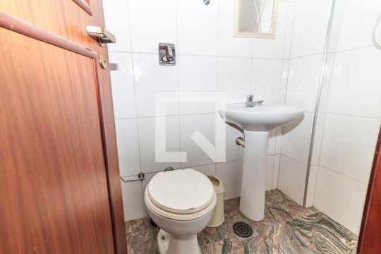 Venda de apartamento no Alto da Lapa, 3 quartos, quintal e churrasqueira no condomínio. — Banheiro de serviço