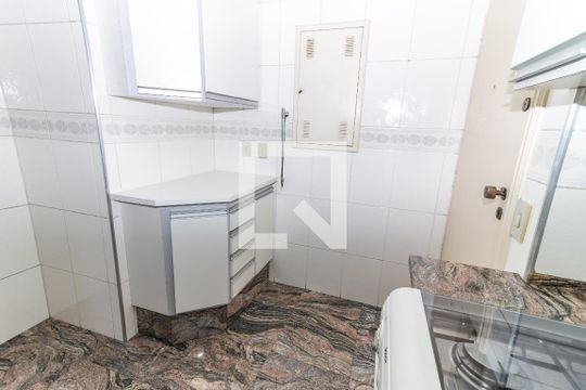 Venda de apartamento no Alto da Lapa, 3 quartos, quintal e churrasqueira no condomínio. — Cozinha