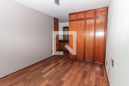Venda de apartamento no Alto da Lapa, 3 quartos, quintal e churrasqueira no condomínio. — Suíte