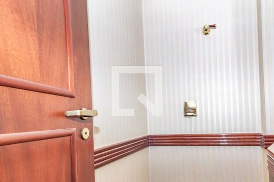 Venda de apartamento no Alto da Lapa, 3 quartos, quintal e churrasqueira no condomínio. — Lavabo