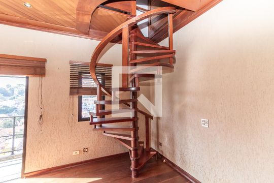 Venda de apartamento no Alto da Lapa, 3 quartos, quintal e churrasqueira no condomínio. — Escada