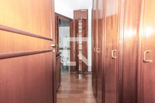 Venda de apartamento no Alto da Lapa, 3 quartos, quintal e churrasqueira no condomínio. — Corredor