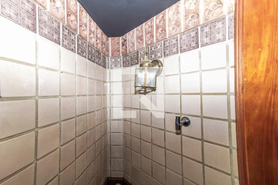 Venda de apartamento no Alto da Lapa, 3 quartos, quintal e churrasqueira no condomínio. — Banheiro Sala da Lareira
