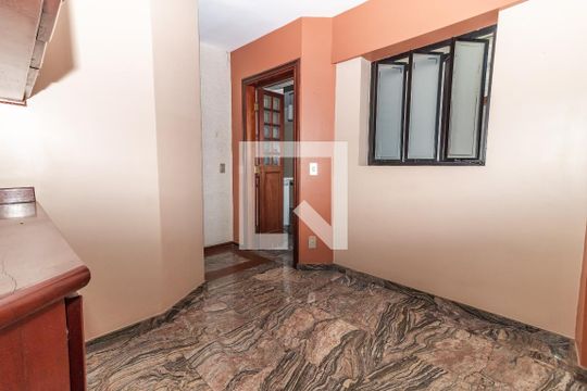 Venda de apartamento no Alto da Lapa, 3 quartos, quintal e churrasqueira no condomínio. — Escritório