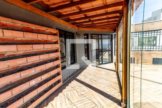 Venda de apartamento no Alto da Lapa, 3 quartos, quintal e churrasqueira no condomínio. — Terraço