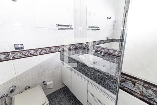 Venda de apartamento no Alto da Lapa, 3 quartos, quintal e churrasqueira no condomínio. — Banheiro da Suíte