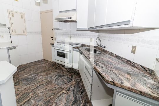 Venda de apartamento no Alto da Lapa, 3 quartos, quintal e churrasqueira no condomínio. — Cozinha
