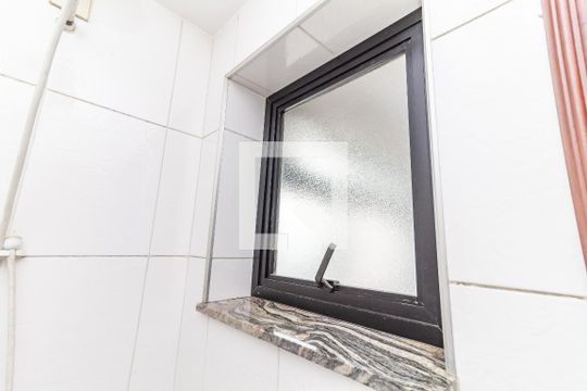 Venda de apartamento no Alto da Lapa, 3 quartos, quintal e churrasqueira no condomínio. — Banheiro de serviço