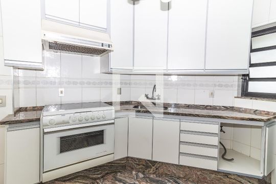 Venda de apartamento no Alto da Lapa, 3 quartos, quintal e churrasqueira no condomínio. — Cozinha