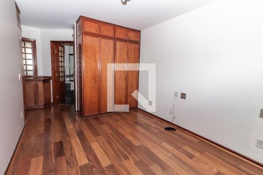 Venda de apartamento no Alto da Lapa, 3 quartos, quintal e churrasqueira no condomínio. — Suíte