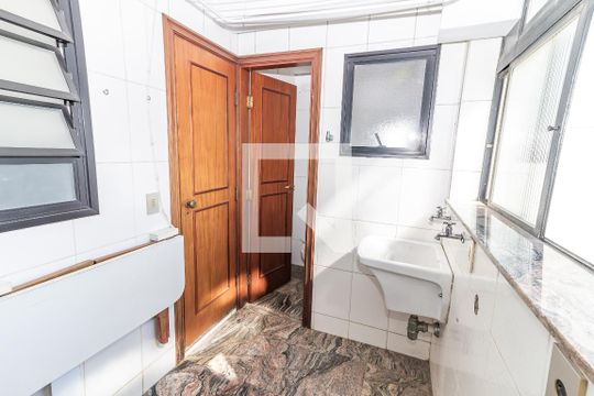 Venda de apartamento no Alto da Lapa, 3 quartos, quintal e churrasqueira no condomínio. — Lavanderia