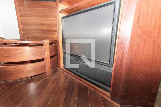 Venda de apartamento no Alto da Lapa, 3 quartos, quintal e churrasqueira no condomínio. — Sala de TV