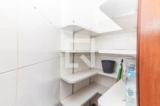 Venda de apartamento no Alto da Lapa, 3 quartos, quintal e churrasqueira no condomínio. — Dispensa