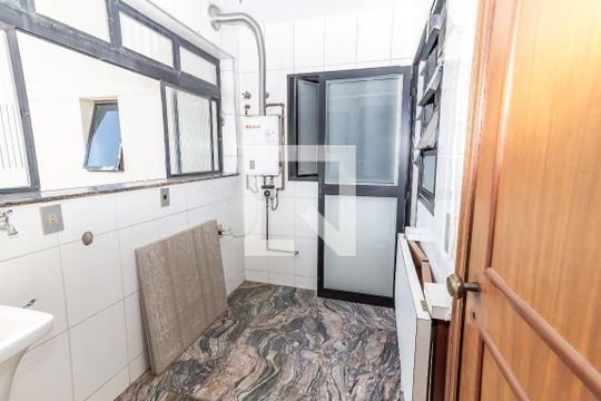Venda de apartamento no Alto da Lapa, 3 quartos, quintal e churrasqueira no condomínio. — Lavanderia