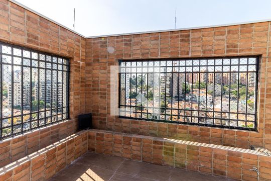 Venda de apartamento no Alto da Lapa, 3 quartos, quintal e churrasqueira no condomínio. — Terraço