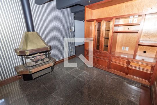 Venda de apartamento no Alto da Lapa, 3 quartos, quintal e churrasqueira no condomínio. — Sala da Lareira