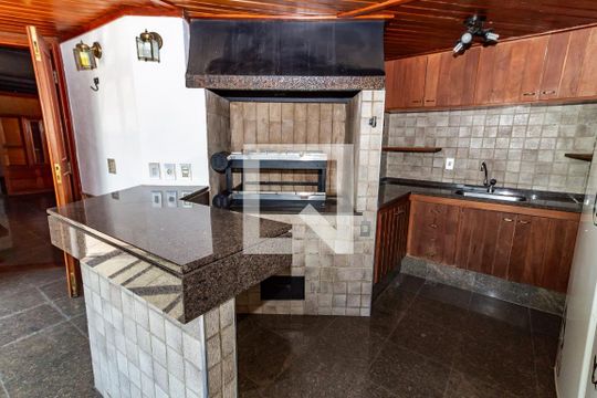 Venda de apartamento no Alto da Lapa, 3 quartos, quintal e churrasqueira no condomínio. — Churrasqueira