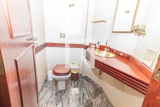 Venda de apartamento no Alto da Lapa, 3 quartos, quintal e churrasqueira no condomínio. — Lavabo