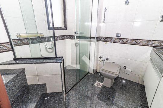 Venda de apartamento no Alto da Lapa, 3 quartos, quintal e churrasqueira no condomínio. — Banheiro da Suíte