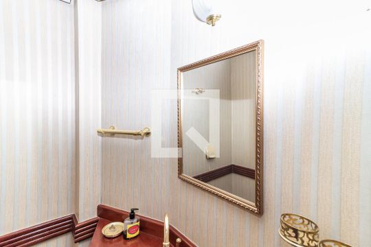 Venda de apartamento no Alto da Lapa, 3 quartos, quintal e churrasqueira no condomínio. — Lavabo