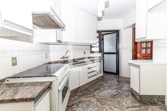 Venda de apartamento no Alto da Lapa, 3 quartos, quintal e churrasqueira no condomínio. — Cozinha