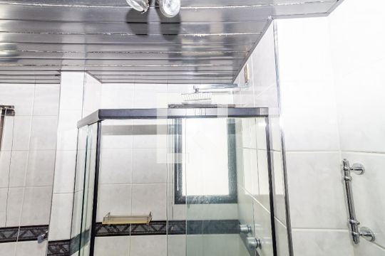 Venda de apartamento no Alto da Lapa, 3 quartos, quintal e churrasqueira no condomínio. — Banheiro da Suíte